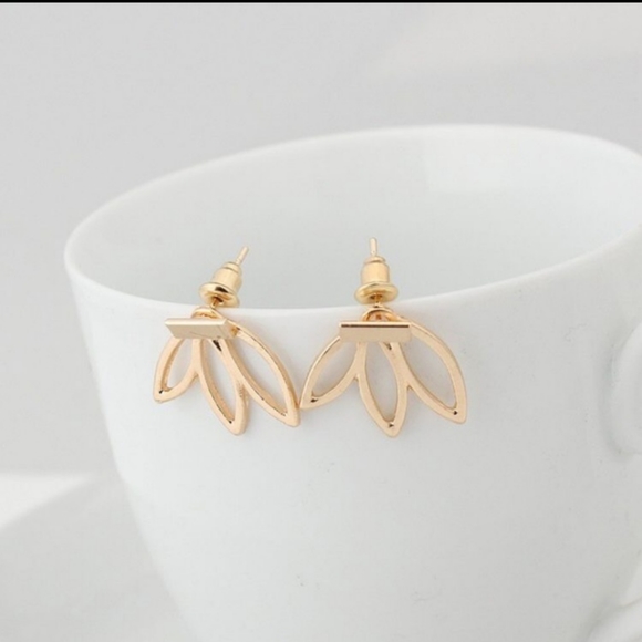 💓 LAST ONE 🆕🌸 Water Lily Ear Stud - Picture 5 of 8